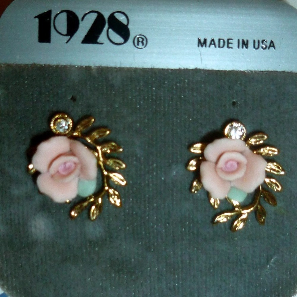 Vintage 1928 Jewelry Pink Porcelain Rose Gold Tone Wreath Stud Earrings USA